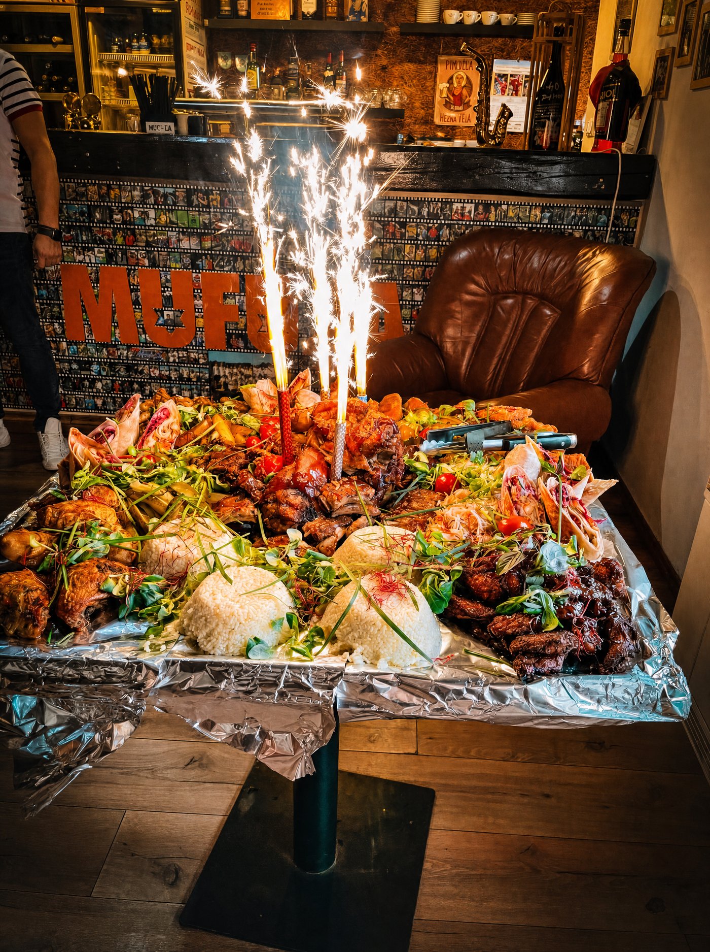 Mufuza catering — slávnostné mäsové mísy so sviečkovými prskavkami
