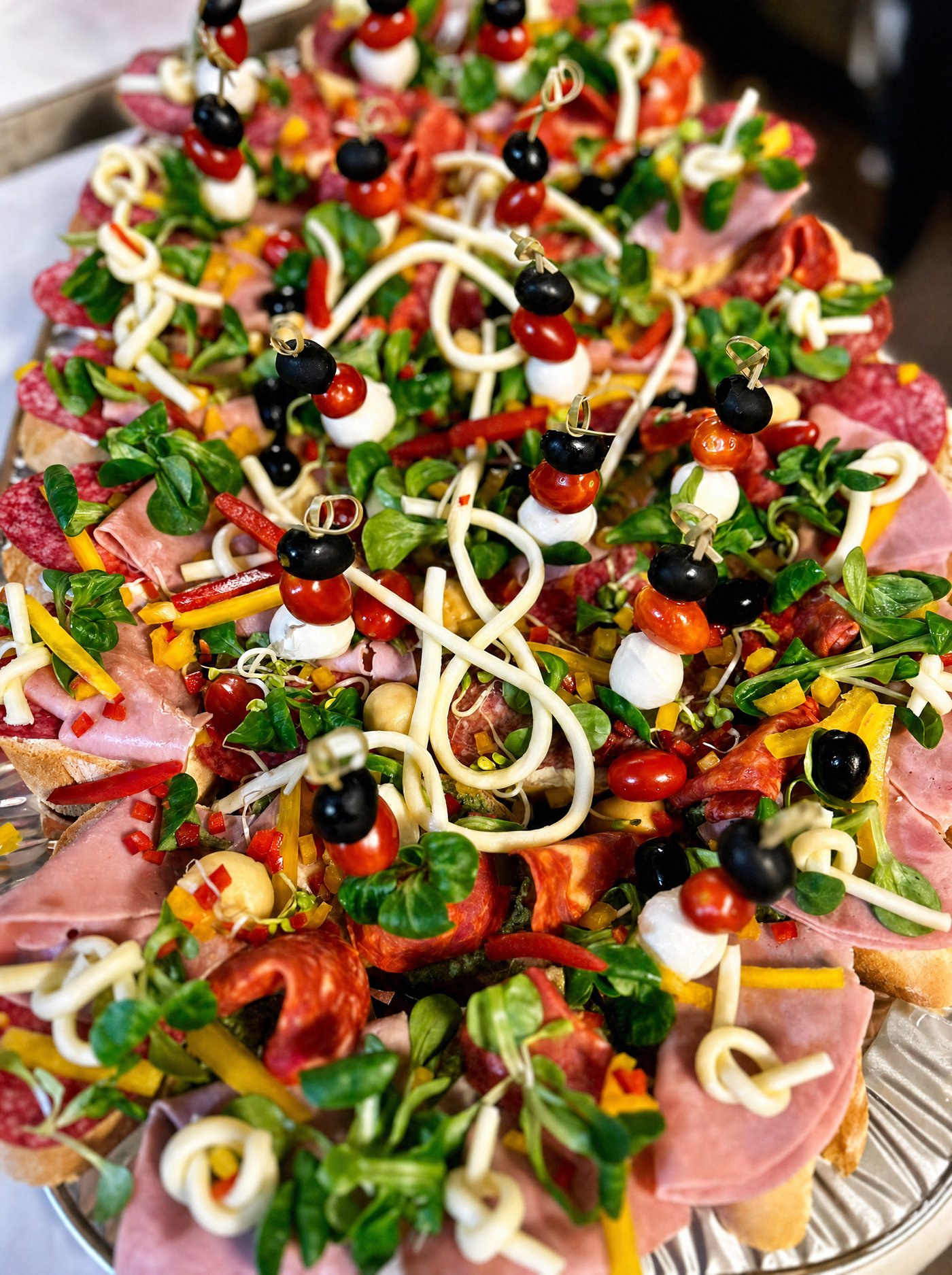Svadobný catering — elegantné kanapky a mísy studených jedál